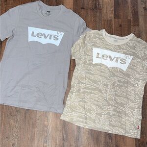 LEVIS TOPS LEFT IS XS RIGHT IS SMALL😍